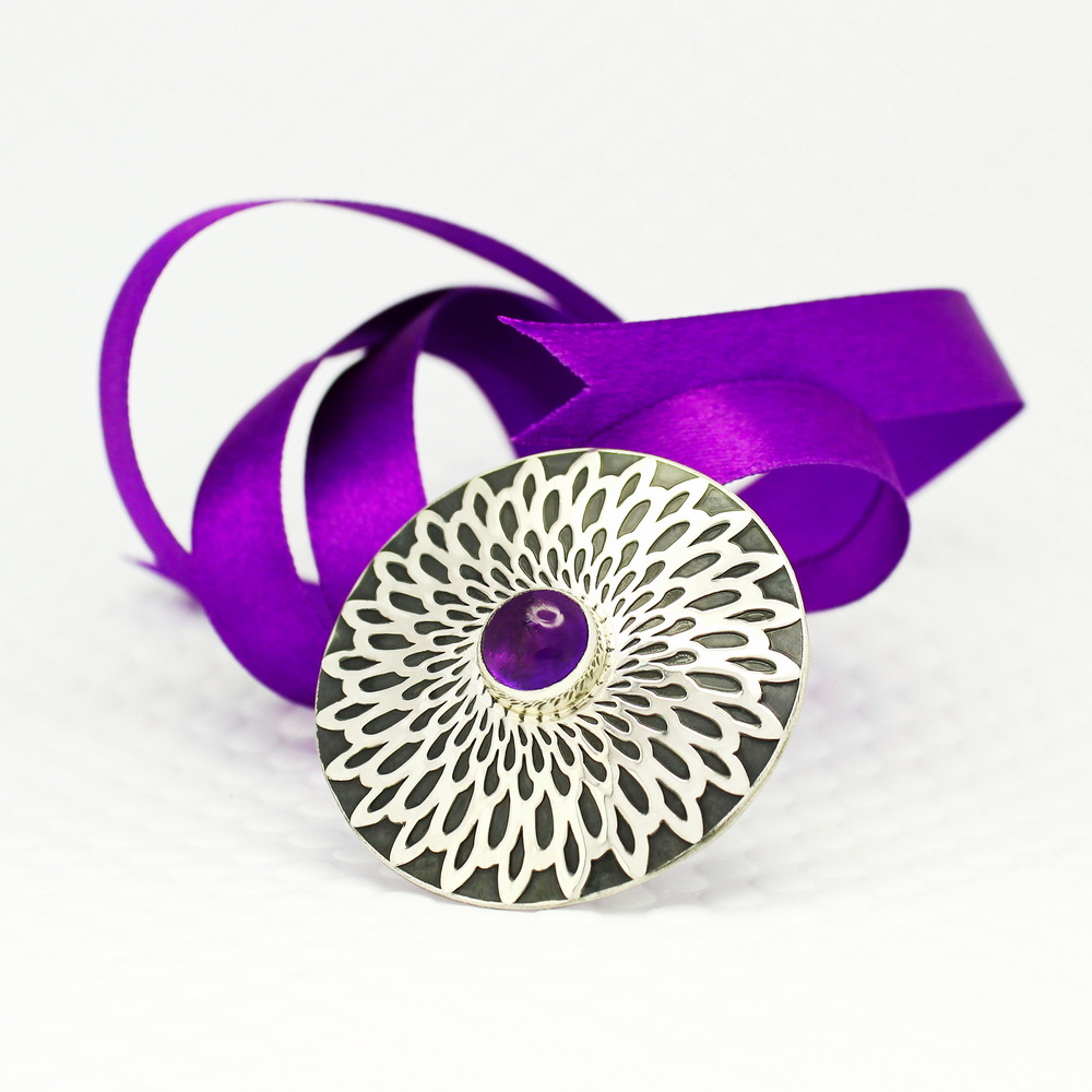 We have added a new brooch to our 'Brooch Collection' A Flower Pattern brooch. It is made from sterling silver, measures 45mm in diameter and features a lovely 10mm Amethyst gemstone. We offer other stone choices.
#brooch #amethyst #handmade #flower #daisy #gemstone #jewellery