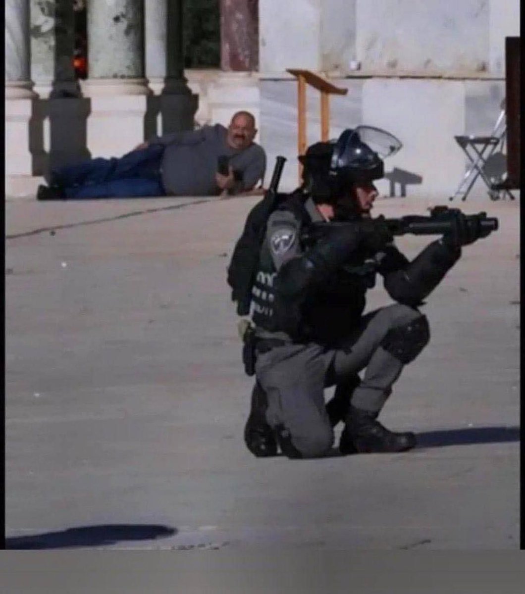 الصورة الاكثر تداولا اليوم.. فلسطيني "جاعص" خلال اقتحام قوات الاحتلال للمسجد الاقصى