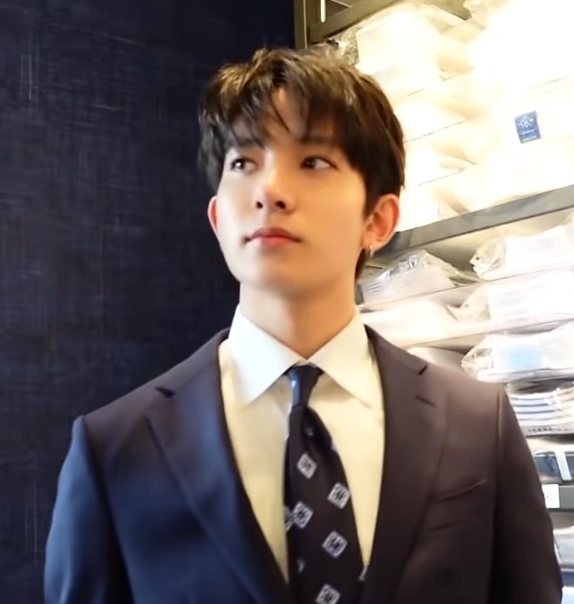sjyflict's tweet photo. this heeseung in a suit really screams perfection. https://t.co/Rcb536Qogn