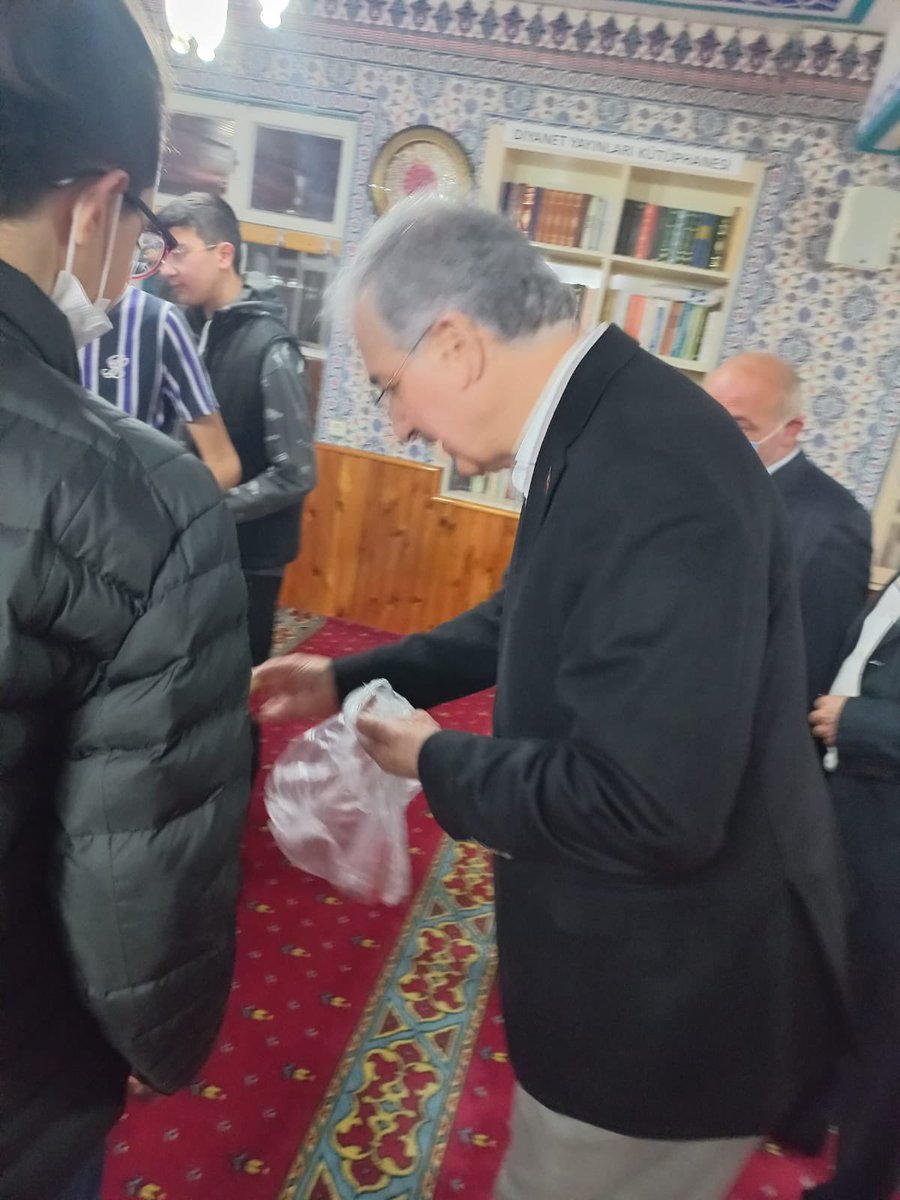 EbubekirTsyurek's tweet photo. 📍#İyikiRamazanımızVar
Topselvi Camii’nde Teravihin feyzinden ve bereketinden istifade ettik.
🕌
İftar ve sahur sofralarında, Teravih namazlarında daha da pekişen; birlik, beraberlik ve kardeşliğimiz daim olsun.
❤️
Camilerimizi şenlendiren çocuklarımız var olsun.
🤲
#iftariye https://t.co/S2Hti9jmLd