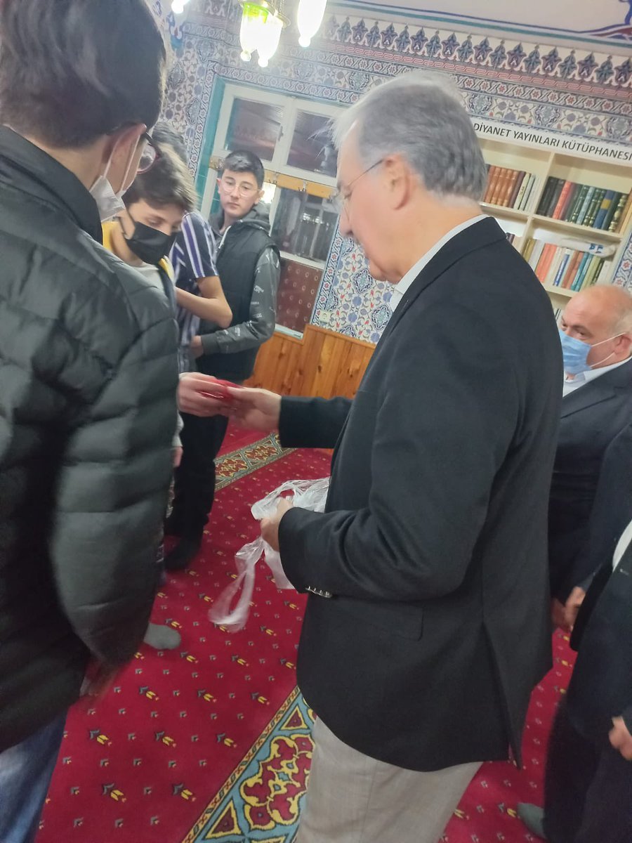 EbubekirTsyurek's tweet photo. 📍#İyikiRamazanımızVar
Topselvi Camii’nde Teravihin feyzinden ve bereketinden istifade ettik.
🕌
İftar ve sahur sofralarında, Teravih namazlarında daha da pekişen; birlik, beraberlik ve kardeşliğimiz daim olsun.
❤️
Camilerimizi şenlendiren çocuklarımız var olsun.
🤲
#iftariye https://t.co/S2Hti9jmLd
