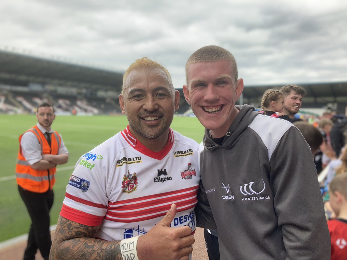 seanbigfellamel's tweet photo. The half time @ComIntCare @LDSuperLeague game with @WidnesRL and @LeighCenturions was so good that the @LeighCenturions players wanted to have pictures with @WidnesRL star  Joe Connor……and some of them weren’t called Joe👍 https://t.co/rqKhkK6TEk