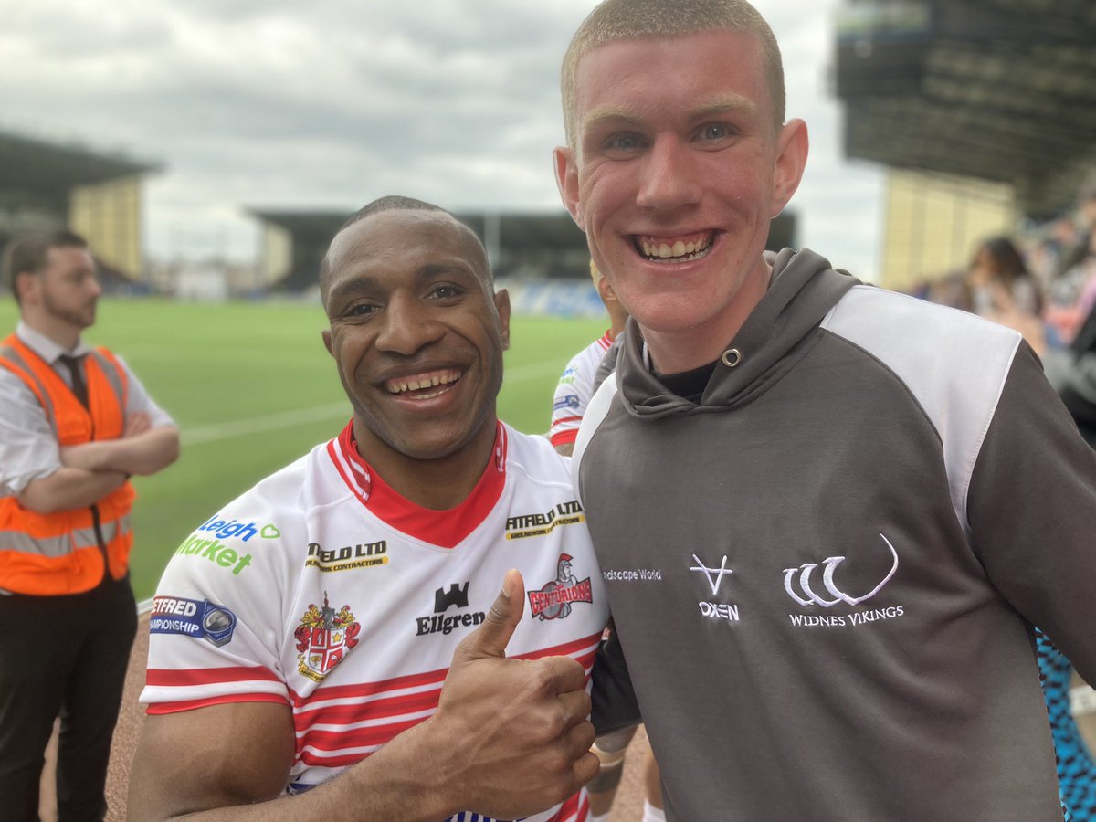 seanbigfellamel's tweet photo. The half time @ComIntCare @LDSuperLeague game with @WidnesRL and @LeighCenturions was so good that the @LeighCenturions players wanted to have pictures with @WidnesRL star  Joe Connor……and some of them weren’t called Joe👍 https://t.co/rqKhkK6TEk