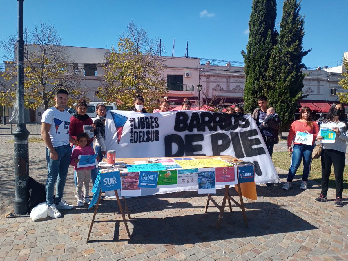 Luciano71382579's tweet photo. En el día de hoy de 9:00 a 12 del mediodía se llevó a cabo con l@s compañer@s de #Libres_Del_Sur✊🏻la campaña sobre los #PRECIOS y la #VOLANTEADA en la plaza central de #LUJAN #QueAlberto
FreneLaInflacion https://t.co/4xrWf4Et9U