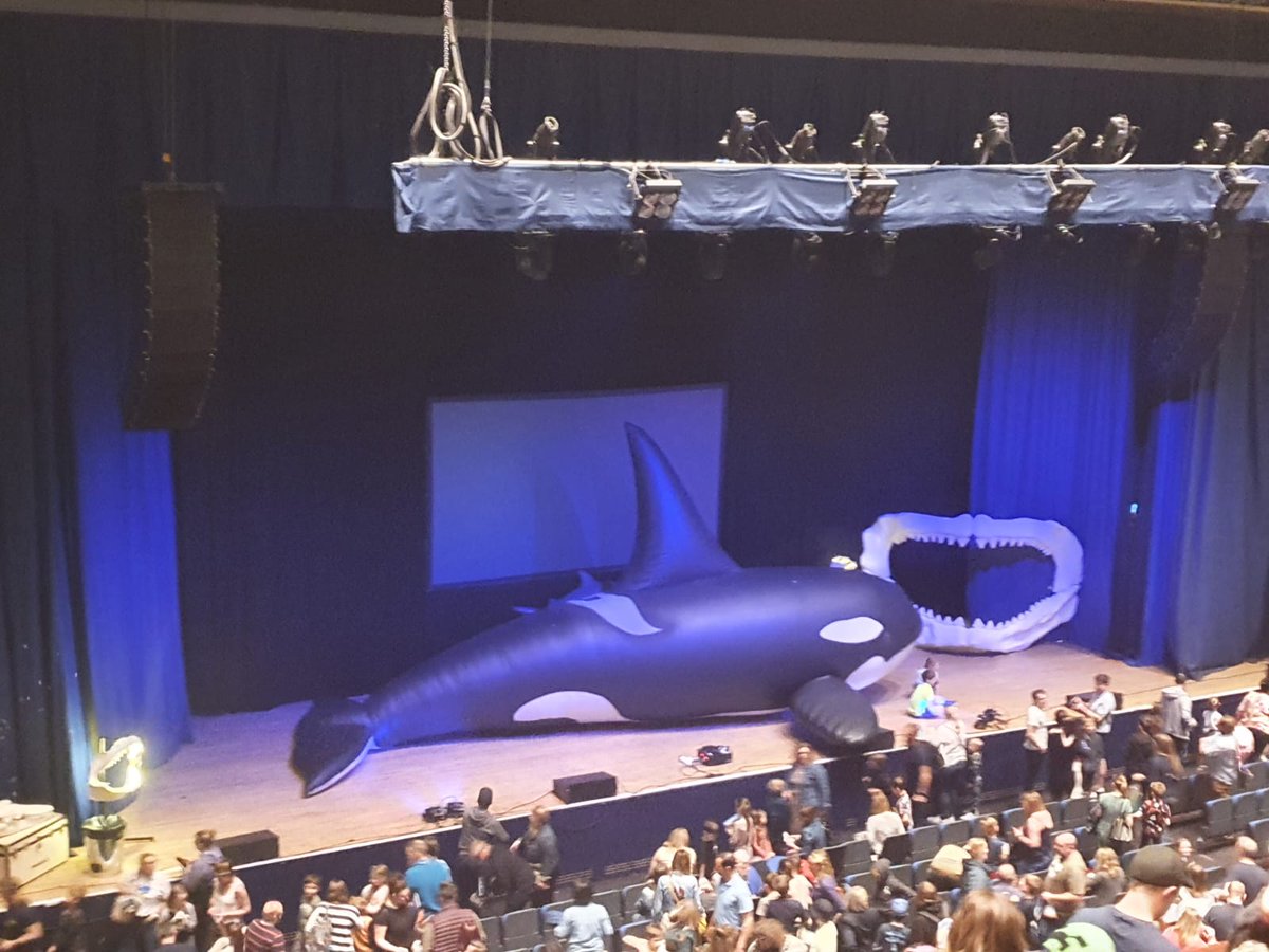 LorraineAnne99's tweet photo. A perfect example of how #sciencecommunication should be, a wonderully engaging &amp; informative #OceanLive show today! Thank you @SteveBackshall for captivating &amp; encouraging the next generation, &amp; for being part of my inspiration to become a #marinebiologist over the years   🌊 https://t.co/CiGHmS41sB
