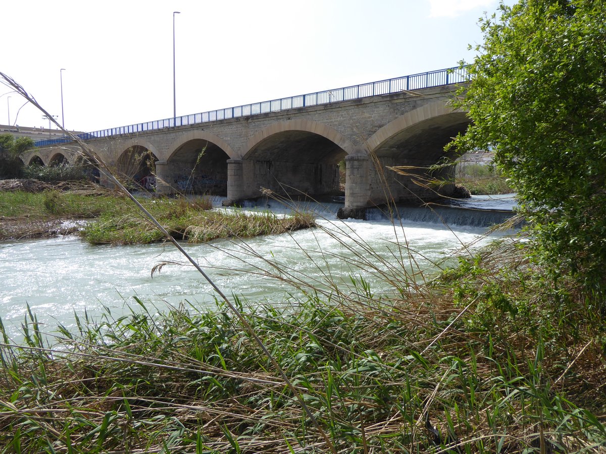 ZAMPEADO de un puente: protección del lecho del cauce contra la socavación para salvaguardar  los cimientos. Fotos: Puente de Altea esta tarde