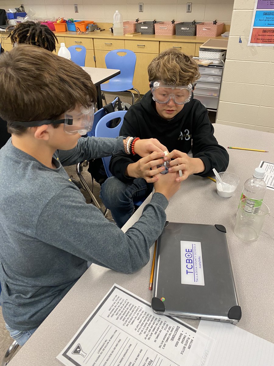 hendrixscience's tweet photo. Today my students created a chemical reaction between baking soda and vinegar. We used the gas that was released to blow up a balloon. 🎈👩‍🔬 #GoldStandard @dms_tcboe https://t.co/Ytccr1V5Z9
