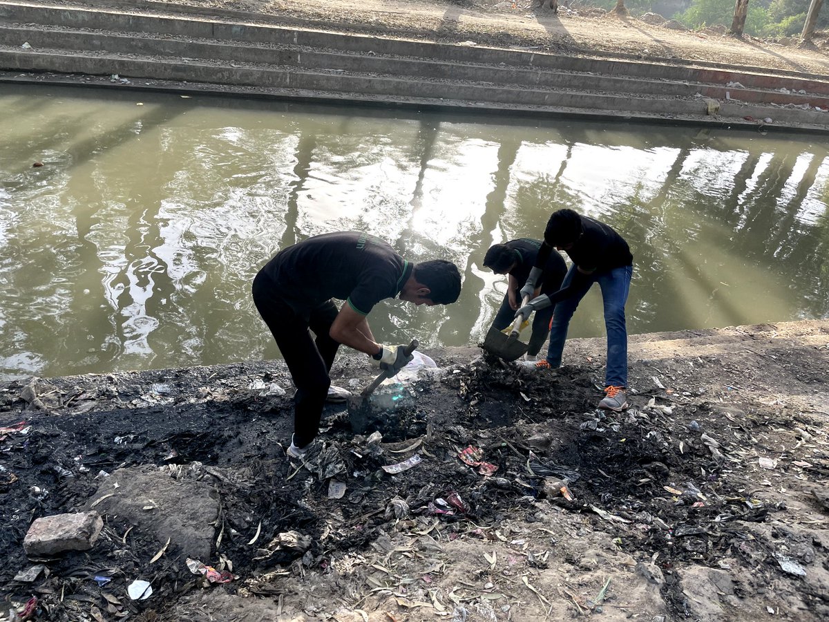 shankarVrikshit's tweet photo. Last week @vrikshit team tried to clean this place but we were able to clean only 20%. We're gearing up again this sunday. I request @rjginnie @dhruv_rathee @taapsee @abhiandniyu @flyingbeast320 for their support with your support we can clean this mess in 1 day only . https://t.co/xfYClfjdQG