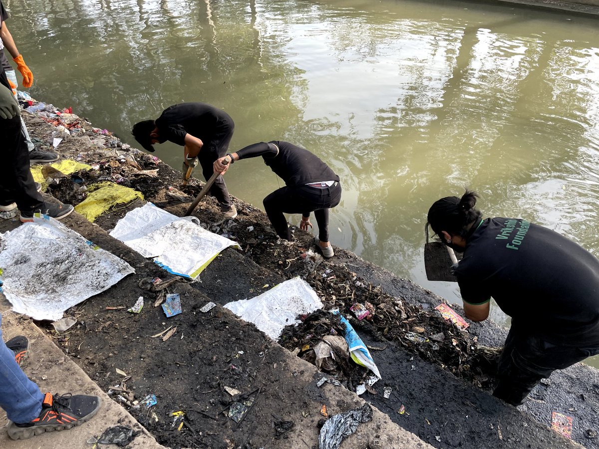 shankarVrikshit's tweet photo. Last week @vrikshit team tried to clean this place but we were able to clean only 20%. We're gearing up again this sunday. I request @rjginnie @dhruv_rathee @taapsee @abhiandniyu @flyingbeast320 for their support with your support we can clean this mess in 1 day only . https://t.co/xfYClfjdQG
