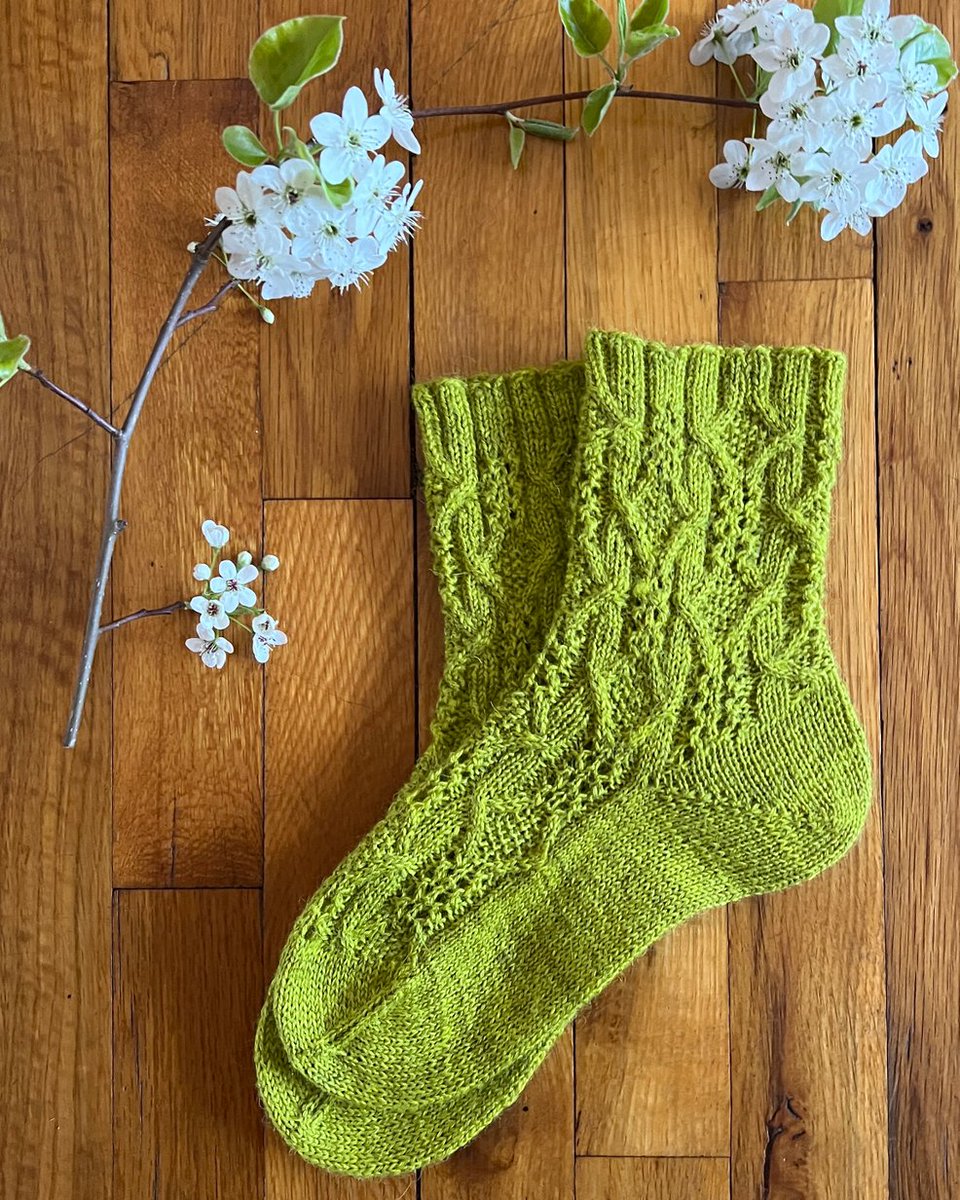 papermoonknits's tweet photo. Call for testers for these socks over in my Ravelry group. In love with this color (as always)! 🐸
#fluorescencesocks #pmktestknit #sockknitters #springsocks #handknitsocks #sockknittersofinstagram #callfortesters #oddmedod #laceandcables #cablesandlace #handknits https://t.co/uiGWRJ3jRu