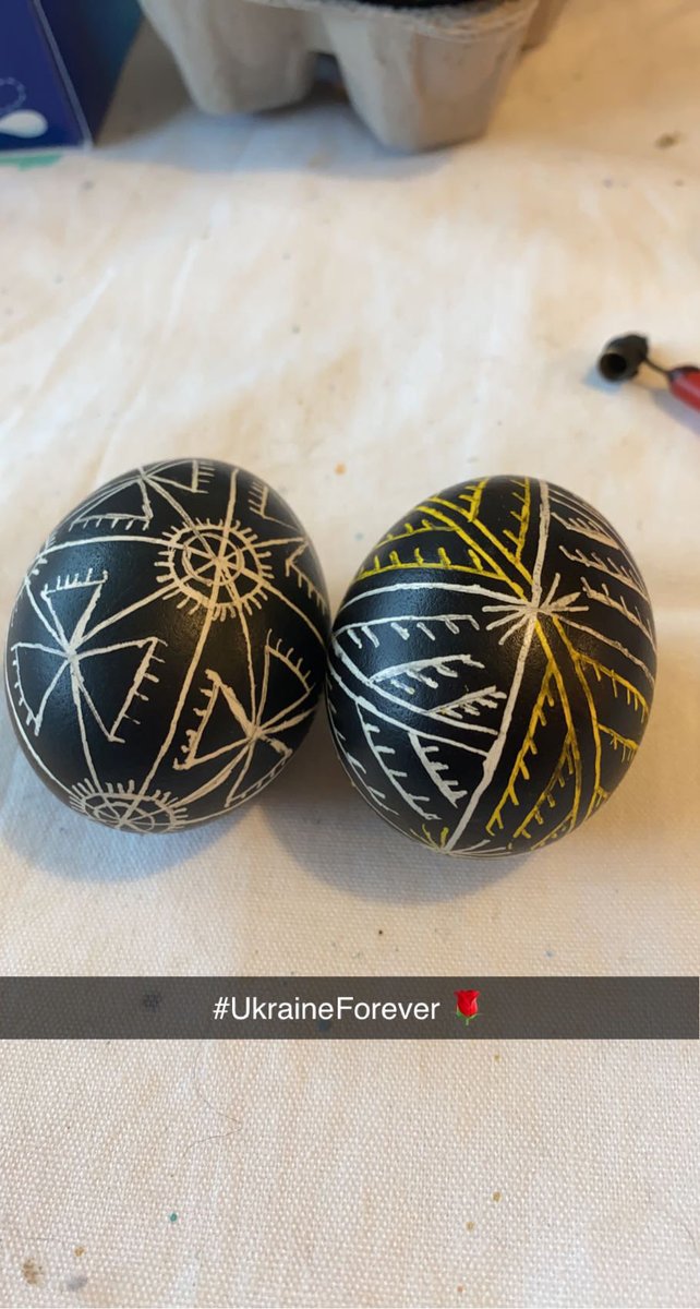 _shitcloud's tweet photo. Happy Good Friday everyone :) Making pysanky to keep the negativity away 🌹 https://t.co/wntN6uAsXW