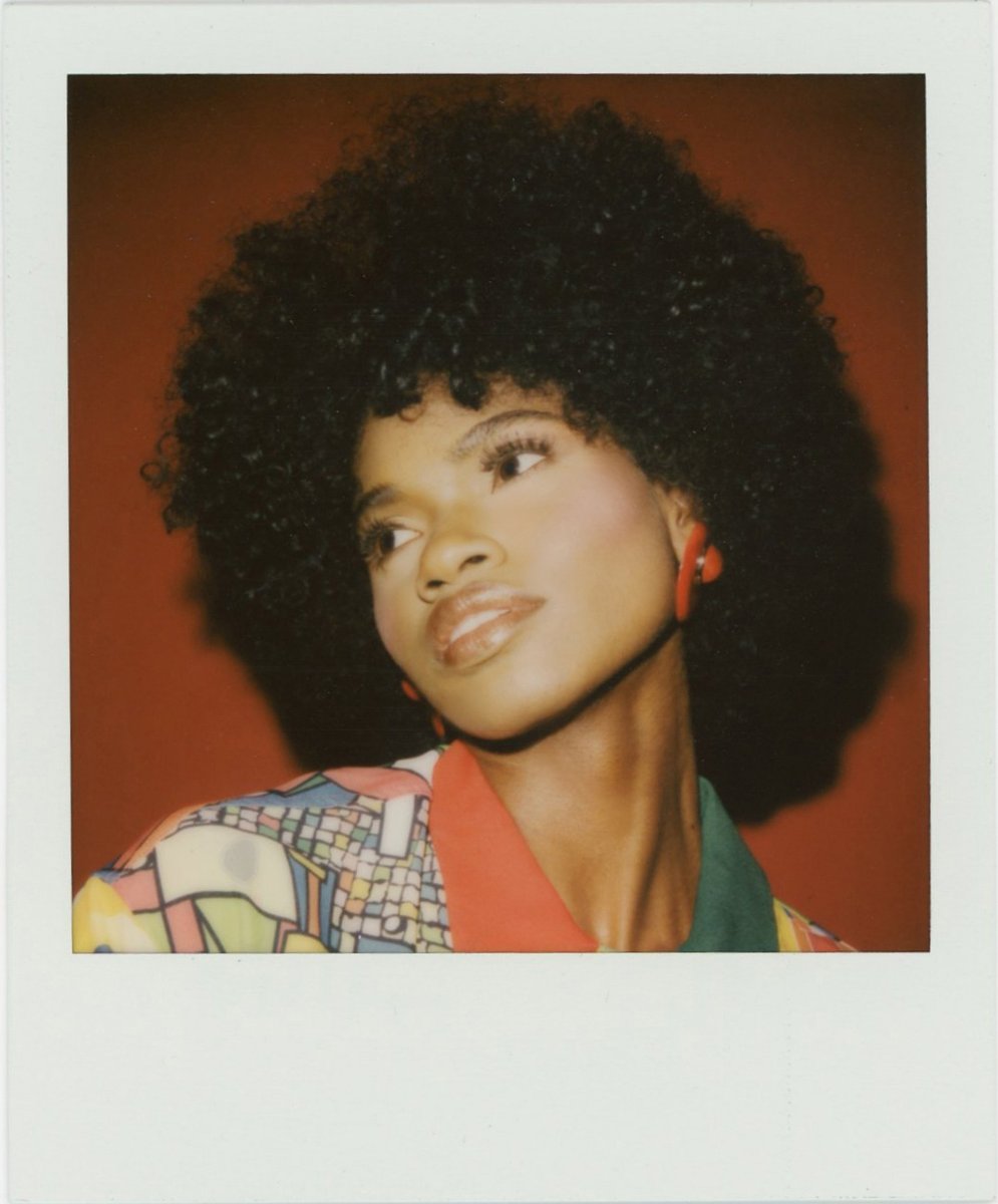 wowbriana's tweet photo. lookin like dark skin Aunt viv https://t.co/SqBQrkwZsC