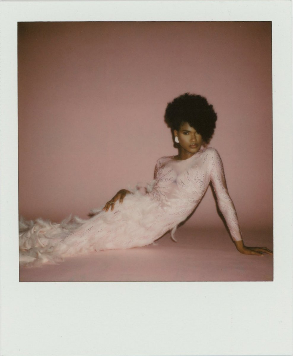 wowbriana's tweet photo. lookin like dark skin Aunt viv https://t.co/SqBQrkwZsC