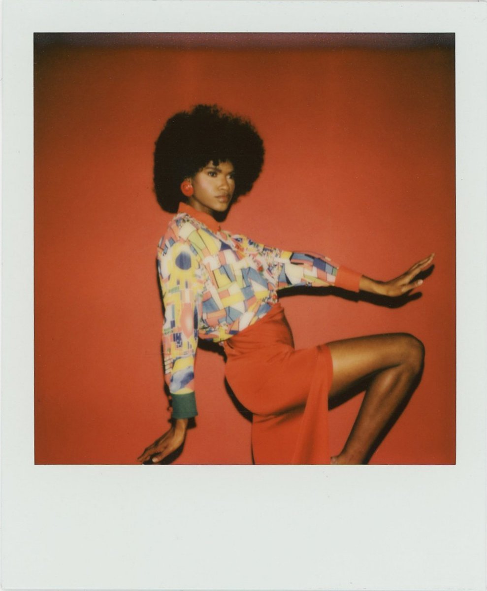 wowbriana's tweet photo. lookin like dark skin Aunt viv https://t.co/SqBQrkwZsC