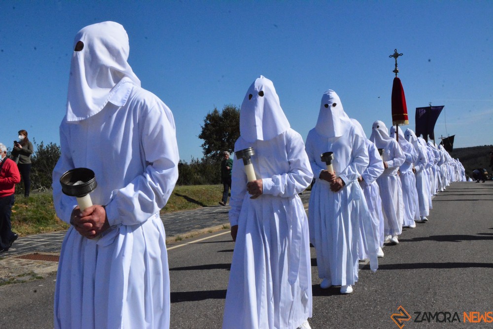 Aliste recupera el Santo Entierro en Bercianos y viste el luto blanco y mortaja <a href="/alisteinfo/">aliste.info</a> <a href="/alistanos/">alistanos</a> <a href="/ZamoraSpain/">Turismo en Zamora</a> <a href="/dipuzamora/">Diputación de Zamora</a> <a href="/rioaliste/">rio aliste</a>   zamoranews.com/articulo/seman…