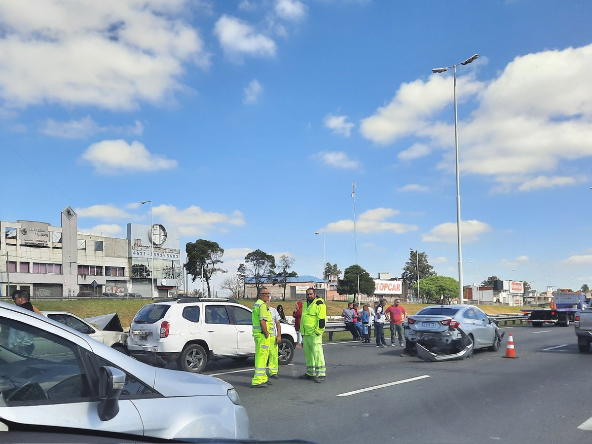 💥 Accidente y muchísimas demoras en Autopista del Oeste km 30 mano a provincia. Colisión de seis vehículos!!!

⚠️ transito.alertastransito.com 

#AlertasTransito 
🗨 <a href="/pabloculela/">pablo culela</a>