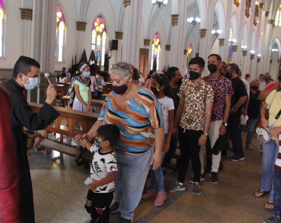 AdolfoP_Oficial's tweet photo. #15Abr La Basílica El Cristo recibió la visita de la feligresía en la #SemanaSantaLara2022. Los asistentes manifestaron su agradecimiento a Dios y pidieron por el cese de la pandemia. https://t.co/wZcEfNVaLg