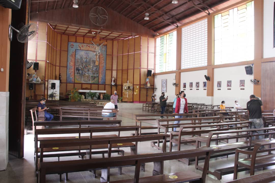 #15Abr Los fieles de la Iglesia Claret elevaron sus oraciones al Santísimo en el recorrido de los 7 templos en esta #SemanaSantaLara2022.