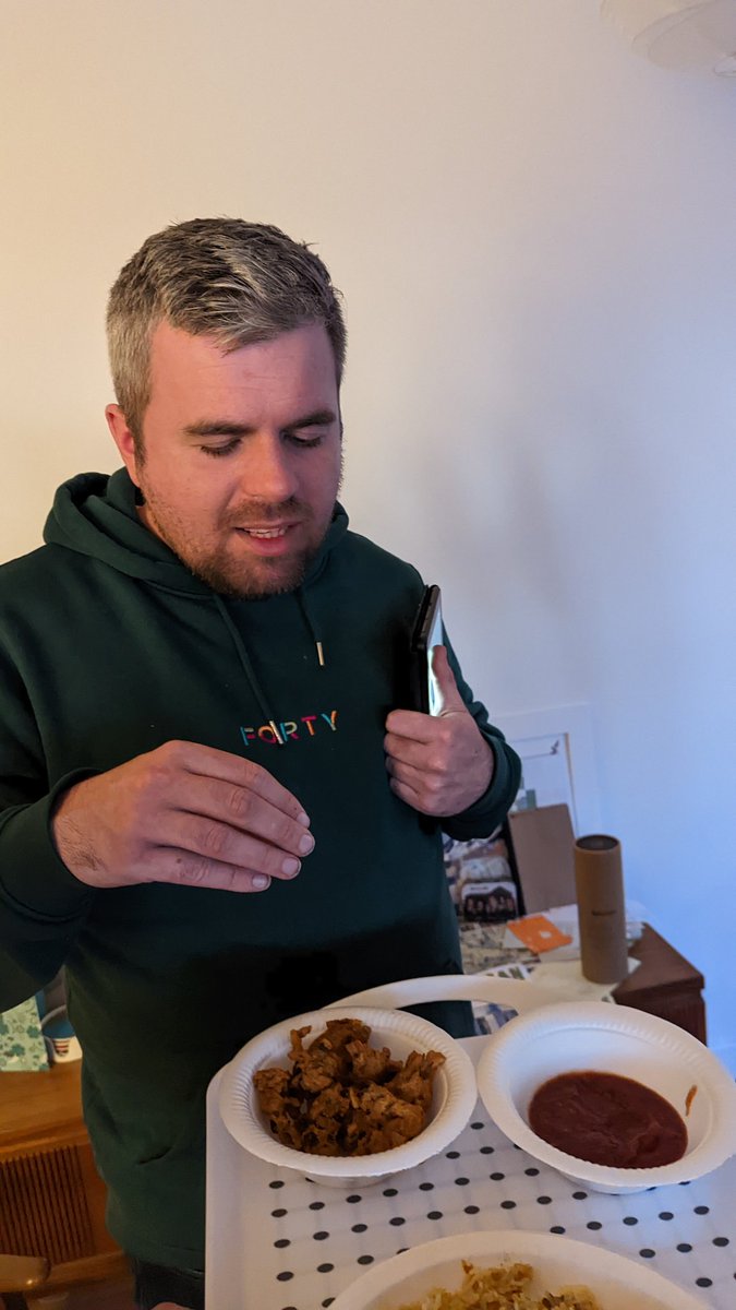 🍚🍗💙
Lent my neighbour some electronic scales, and they were returned with some delicious homemade pakora - the care and kindness on #KenmureStreet lives on even after the successful standoff last year.

I love #Glasgow #Southside