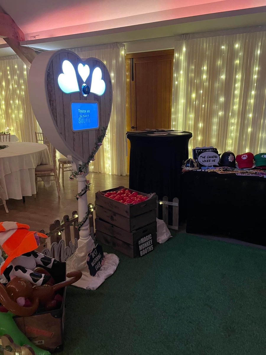 we had the pleasure of this beautiful venue Apton hall #Rochford #Essex celebrating the #wedding of Lauren &amp; Thomas. Congratulations guys 🍾🥂