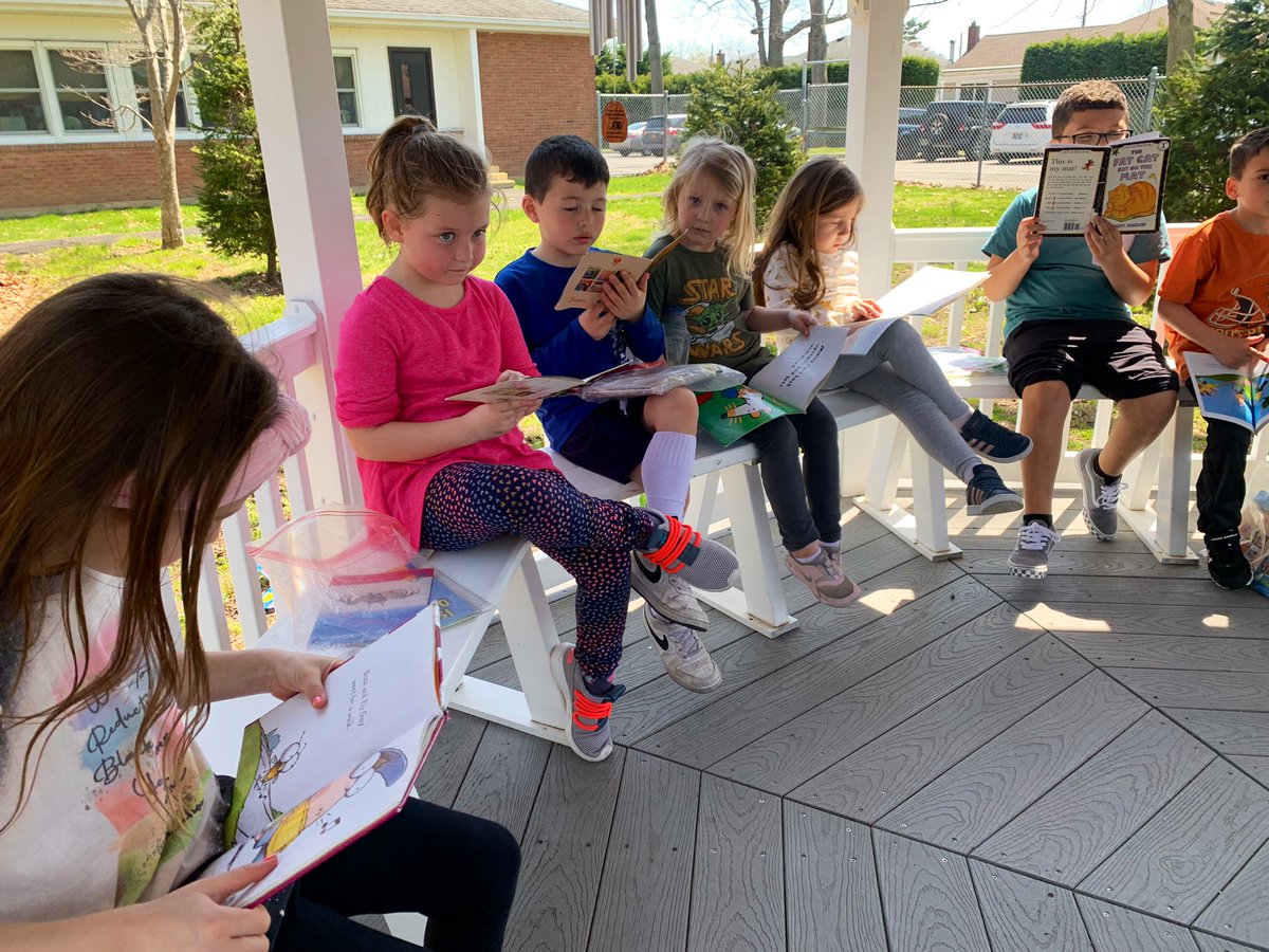 Our independent reading time looked a little different yesterday thanks to the beautiful spring weather!☀️ How lucky are we to have such a calm and peaceful place to practice building our reading stamina.📚🌼
