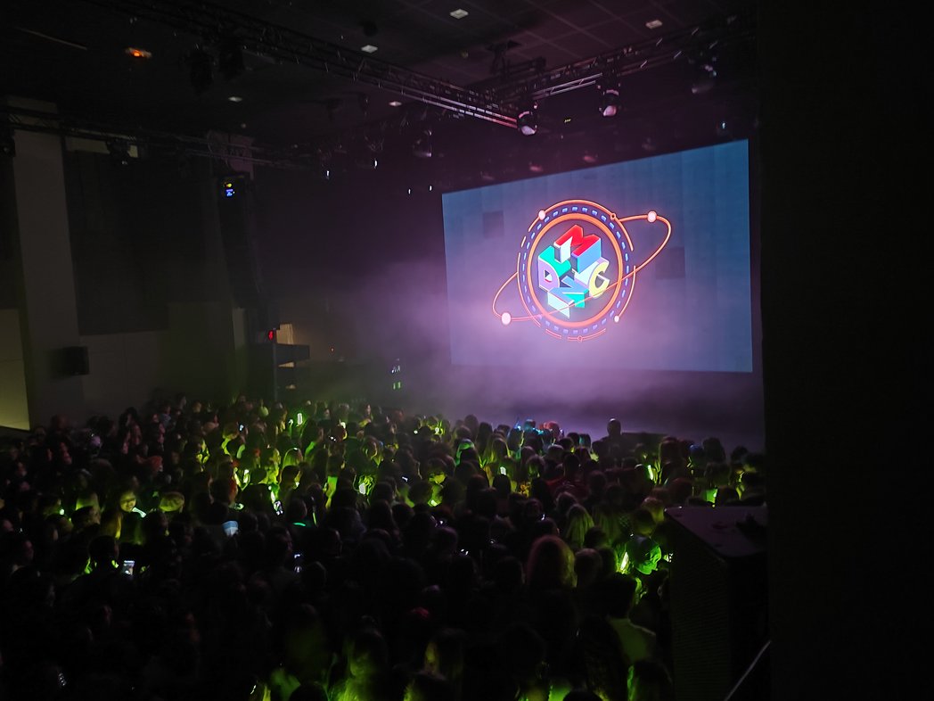 KAvenyou's tweet photo. [LIVE] @McndOfficial_ are performing tonight in Paris !

#MCNDinParis #MCND https://t.co/a9j2daH6kO