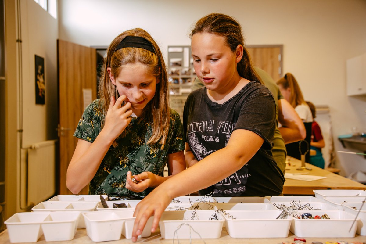 Culturele organisaties en cultuurmakers, hebben jullie een project die de diversiteit van het buitenschoolse aanbod in #Westland kan vergroten? Perfect! Je kunt t/m dinsdag 31 mei a.s. een voorstel indienen. Lees snel meer via bit.ly/3M2HWAG #cultuureducatie
