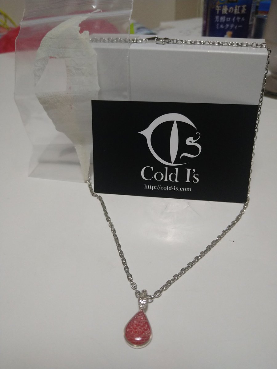 blackcherry68mo's tweet photo. 先日の浜レプで注文したcold l'sさんのネックレスヘッドが今日、届きました!!😆🎁
脱皮の皮で作るペンダントヘッド
今回のモデルはるびぃちゃんなので赤に。立派な尻尾の皮を採用😚💖
ホントのルビーの石みたいにこんなに綺麗な赤に仕上げて頂きありがとうございました!宝物です😍💖✨
#coldIs https://t.co/9VfKUE9Yn5