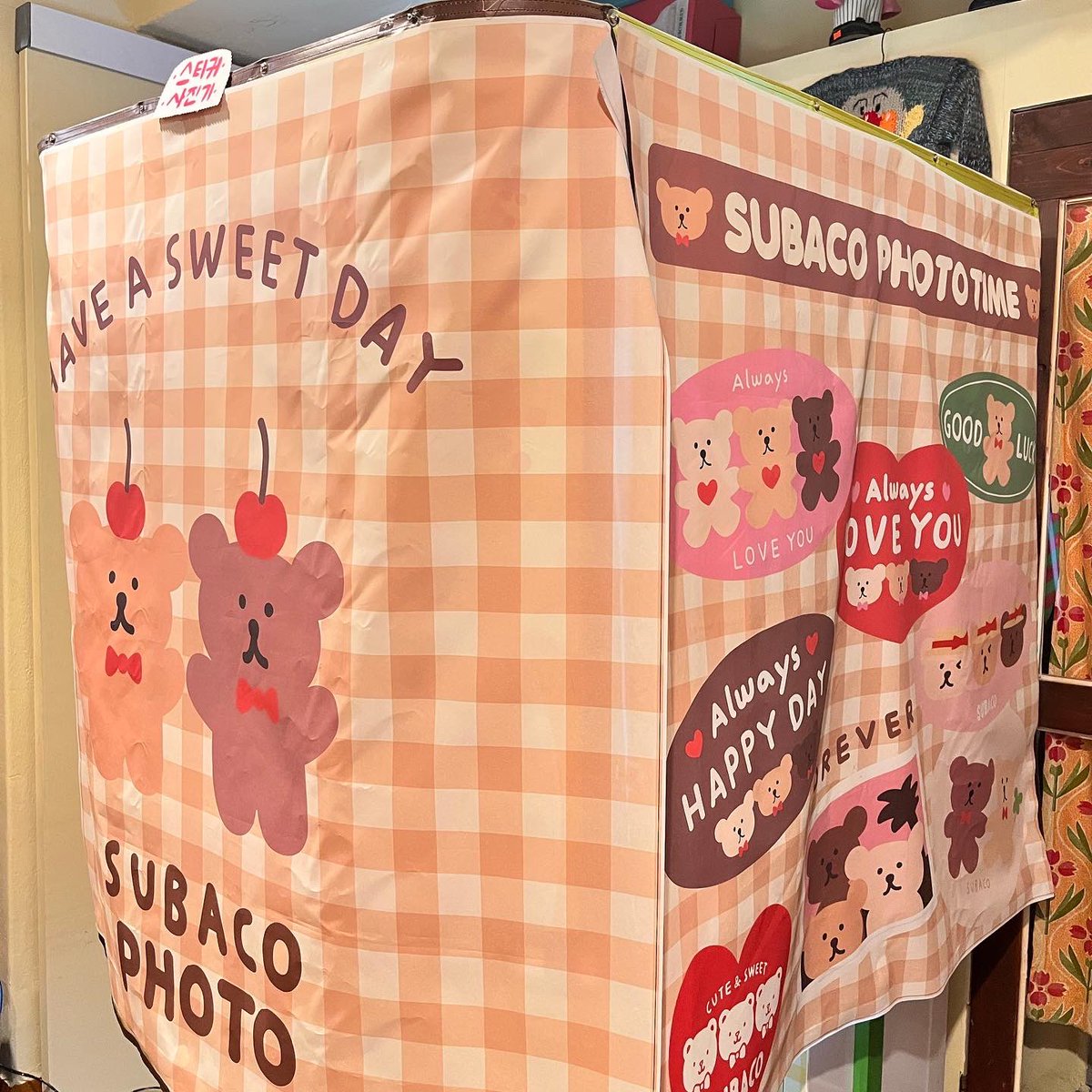 내일부터 #홍대수바코 #스티커사진기
홍대 수바코에서 이용가능합니다!
브라운 - 스티커사진기
옐로우 - 사진기

원하는 기계를 선택해주세요!