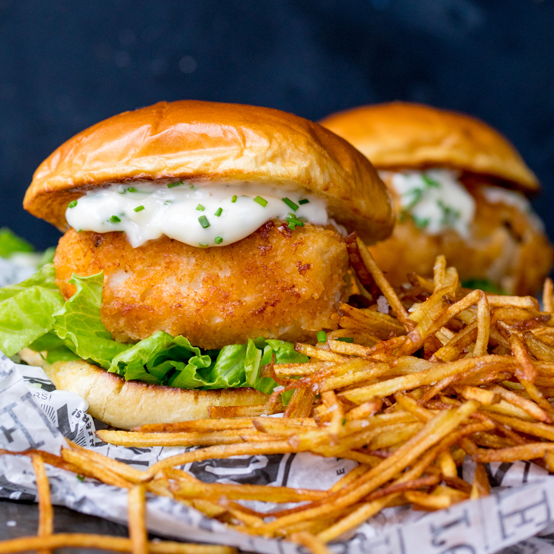 I love this make-at-home takeaway alternative for a treat dinner. 
Crispy fish burger with easy garlic lemon mayo and a pile of crispy and totally addictive shoestring fries. 😋
⁠kitchensanctuary.com/fish-burger-sh…
#fishburger #fishfryday #crispyfish