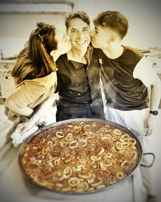 Per celebrar els 18 de la Berta i els 17 d'en Roger @elblanch_ m'he atrevit amb una fideuà per 30. Gràcies Albert Gené per la paella i es consells. Per ara els comensals tots vius.