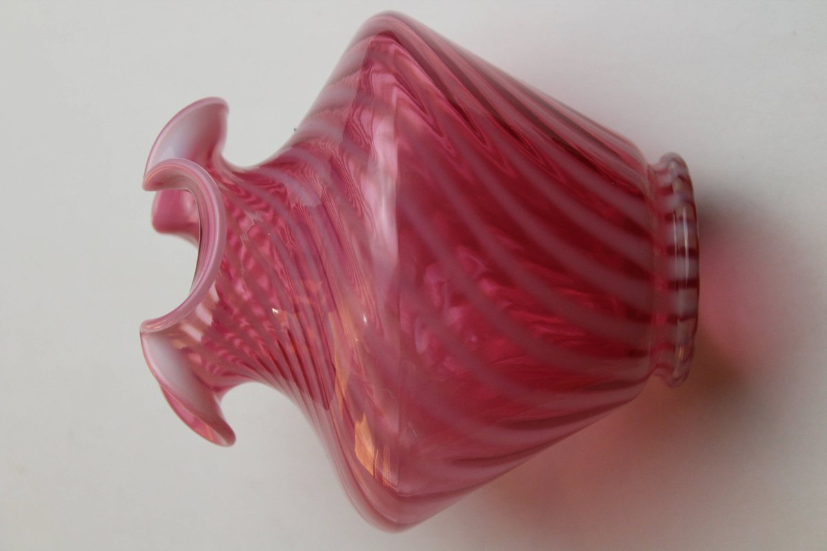 Wisdom_Lane's tweet photo. Vintage 1940s Fenton Cranberry Opalescent Glass Vase With Triangular Shape And Swirl Pattern https://t.co/AaQDtcTG3d #WisdomLane #Etsy #Vtpassion https://t.co/FdhPr3NOPs