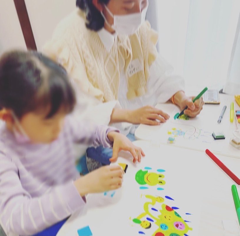 KILIGafter's tweet photo. 絵が大好きなRちゃん。
自由時間はたいてい絵を描いている。
いつもピースフルで、遊び心のある、かわいらしい絵を✨

K先生も絵が上手。

「Rの絵とK先生の絵を美術館に持っていって、飾ってもらうの❤︎」

うん、それも夢じゃないよ。 https://t.co/ql9boBzTep