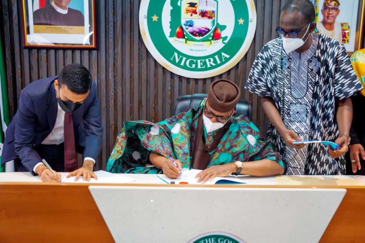 OGSG_Official's tweet photo. BIG WIN for the GATEWAY STATE!

This afternoon, Governor @dabiodunMFR signed a 400 million dollar MoU with @AriseIIP Founder, Gagan Gupta in his office at Oke-Mosan. https://t.co/m0Yg6b83QN