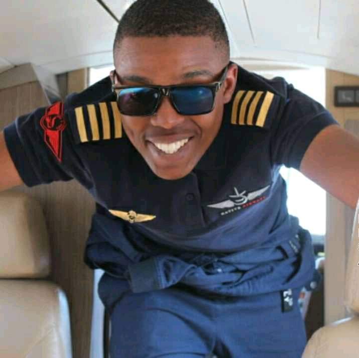 LeratoPillayZA's tweet photo. We Have a Charismatic Young Aeroplane Driver Waiting to Drive our Country Out of Misery From 2024 Onwards.
Hands up โโto those taking that plane
#NhlanhlaNavigateOurFuture
#OperationDudula
#EasterMess https://t.co/XHO4w4Rht7