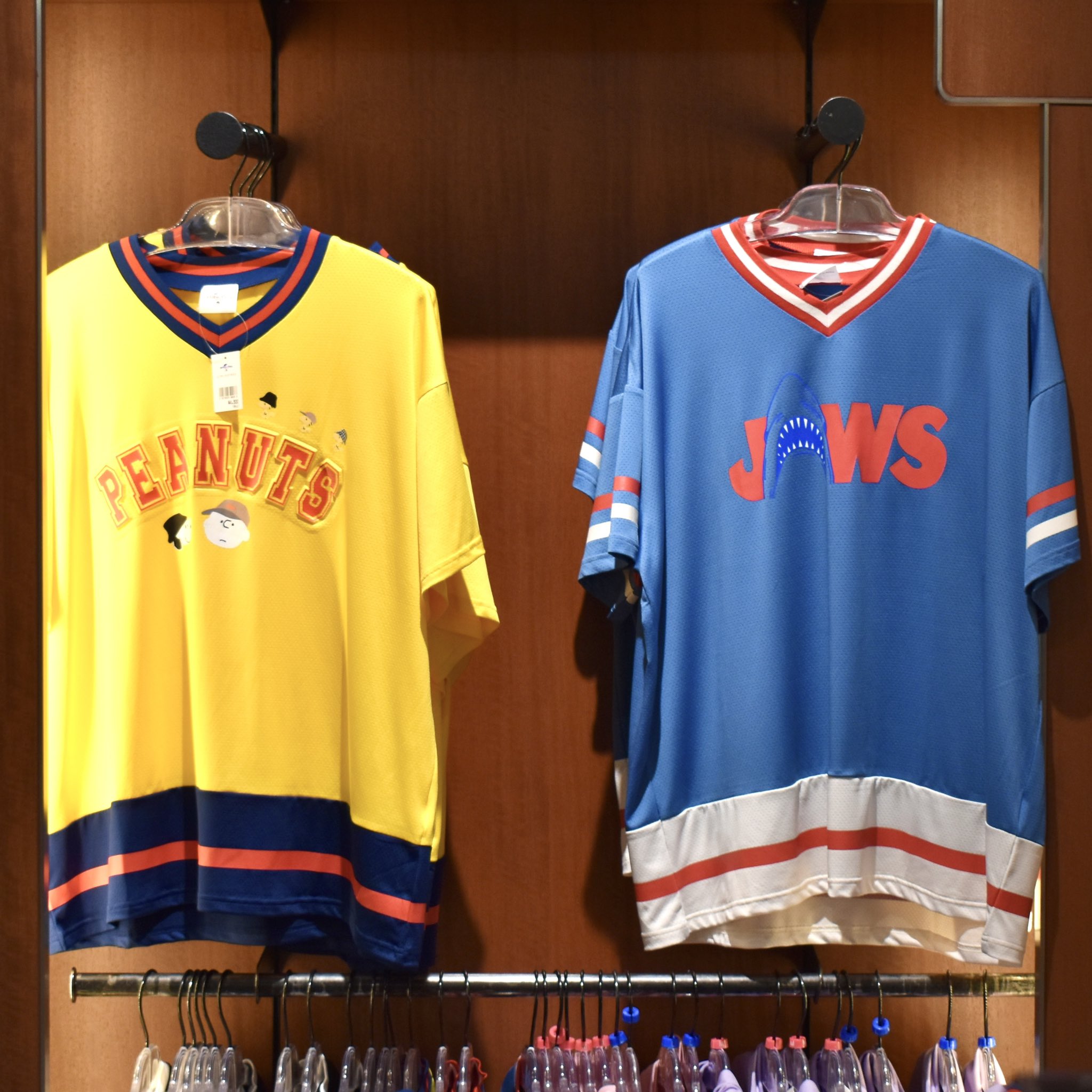 Usj365 新作登場 スヌーピーのtシャツ 価格 4 300円 ジョーズのtシャツ 価格 4 300円 スヌーピーの Tシャツ 価格 3 900円 スヌーピーのパーカー 価格 4 900円 ミニオンのtシャツ 価格 4 300円 Usj ユニバ Usjファン Usjグッズ T Co Usj365 新作登場 スヌーピーのtシャツ 価格 4 300円 ジョーズのtシャツ 価格 4 300円 スヌーピーの Tシャツ 価格 3 900円 スヌーピーのパーカー 価格 4 900円 ミニオンのtシャツ 価格 4 300円 Usj ユニバ Usjファン Usjグッズ T Co