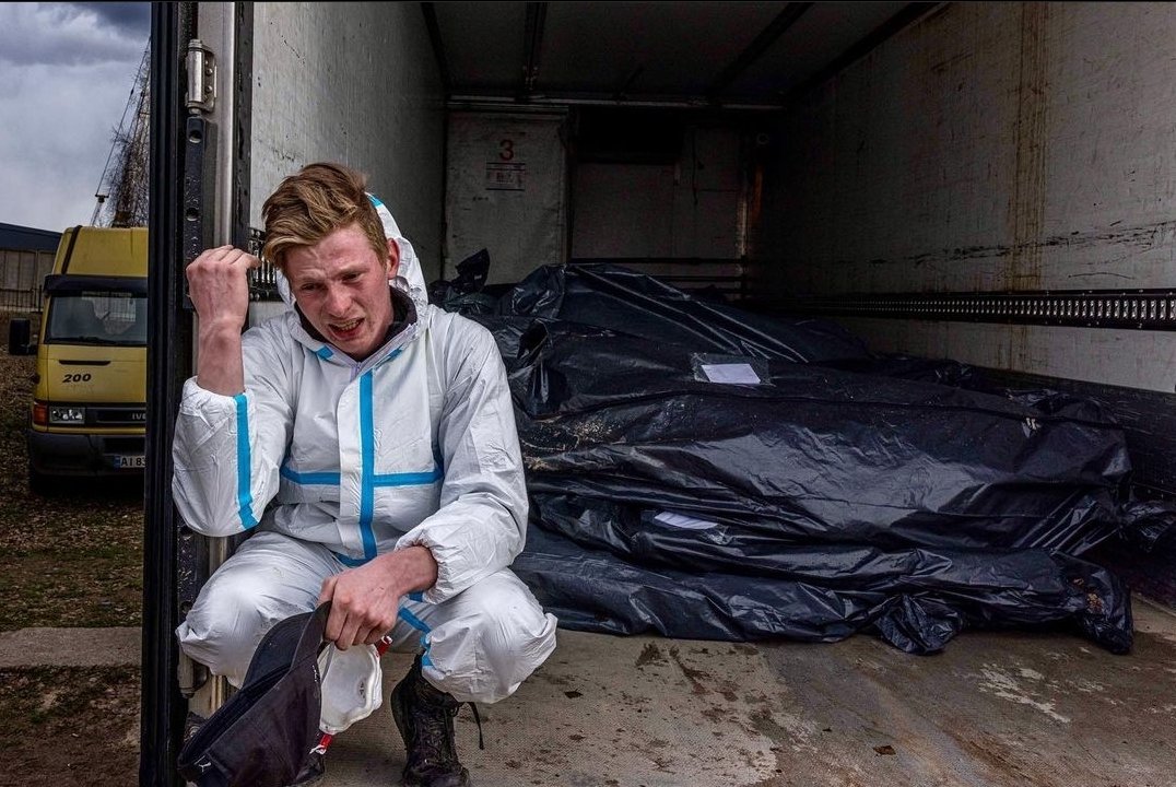This guy is a volunteer who helps to exhume corpses from mass graves in #Bucha. To understand the horrors of #BuchaMassacre you need to look at his face. The emotions of this young man show it...