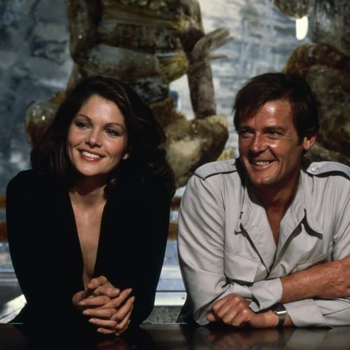 Happy Birthday to actress Lois Chiles! 