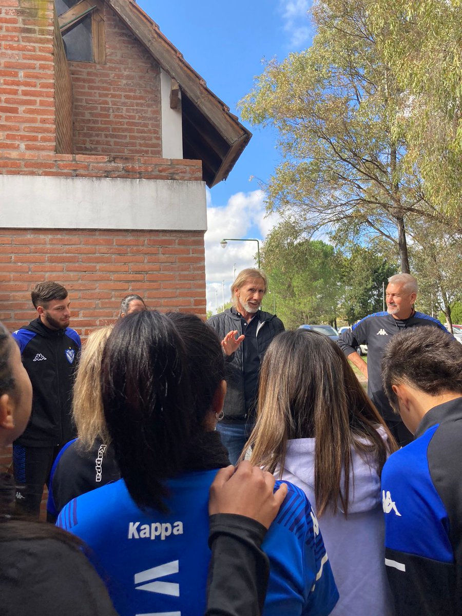 Pablo_szyszko's tweet photo. 🚨 Ahora. Ricardo Gareca, entrenador de la Selección de Perú se encuentra visitando la Villa Olímpica. El Tigre 🐯 compartió desayuno y una extensa charla con el plantel de Fútbol Femenino de #Vélez que dirige Daniel Cielinski. 

📷 @FemeninoVelez https://t.co/m5NUBkKdKC
