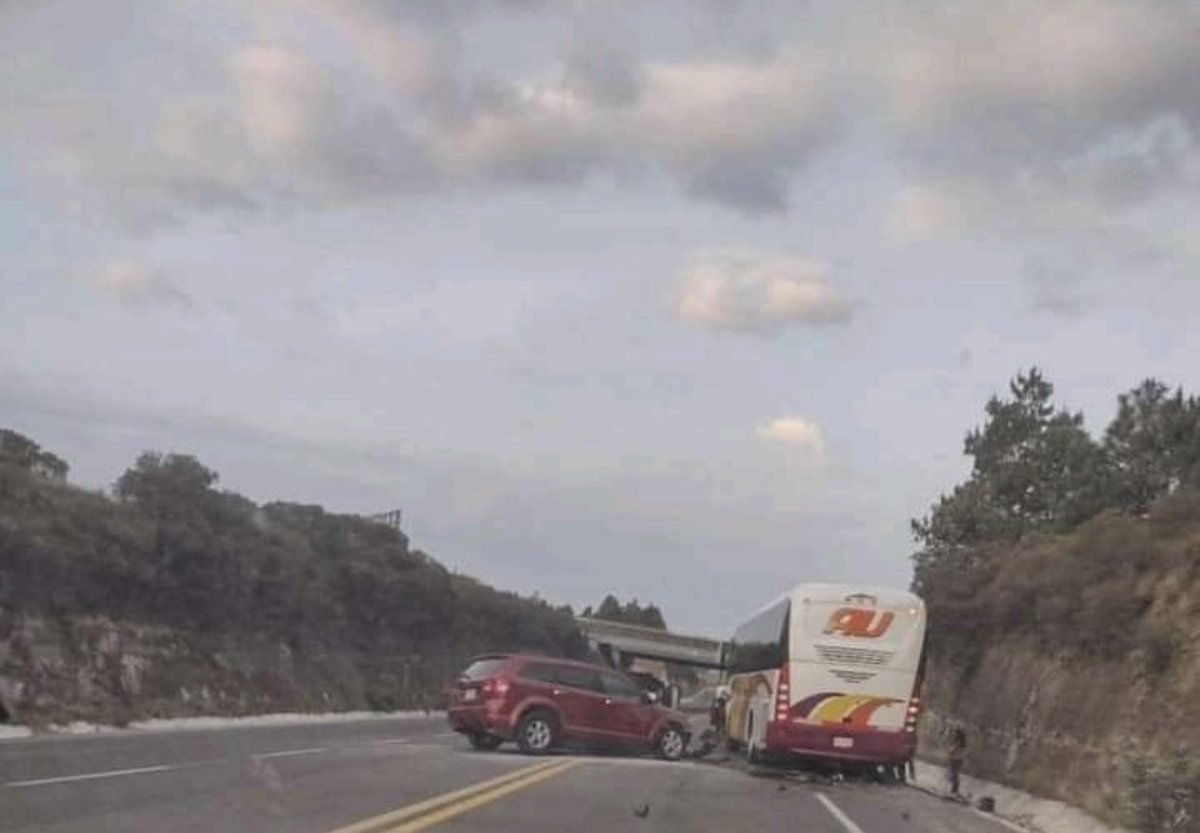 XalapaEnAlerta's tweet photo. Vienes santo empieza en tragedia .
Fuerte accidente en la #Xalapa #Perote a la altura de cruz Blanca entre un autobús de la línea AU y una camioneta donde lamentablemente se reporta una persona sin vida . https://t.co/3WmIBTd6XD