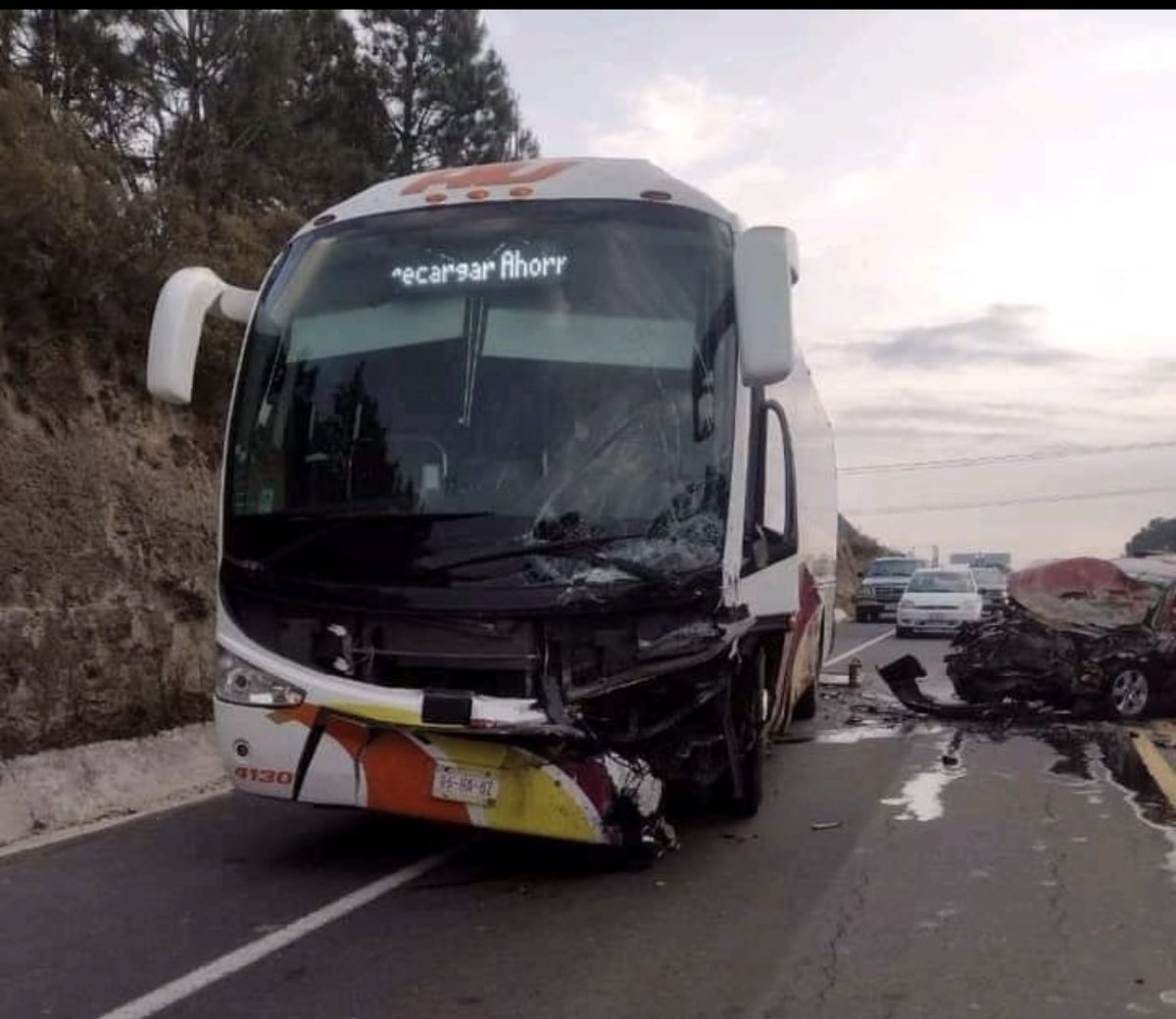 XalapaEnAlerta's tweet photo. Vienes santo empieza en tragedia .
Fuerte accidente en la #Xalapa #Perote a la altura de cruz Blanca entre un autobús de la línea AU y una camioneta donde lamentablemente se reporta una persona sin vida . https://t.co/3WmIBTd6XD