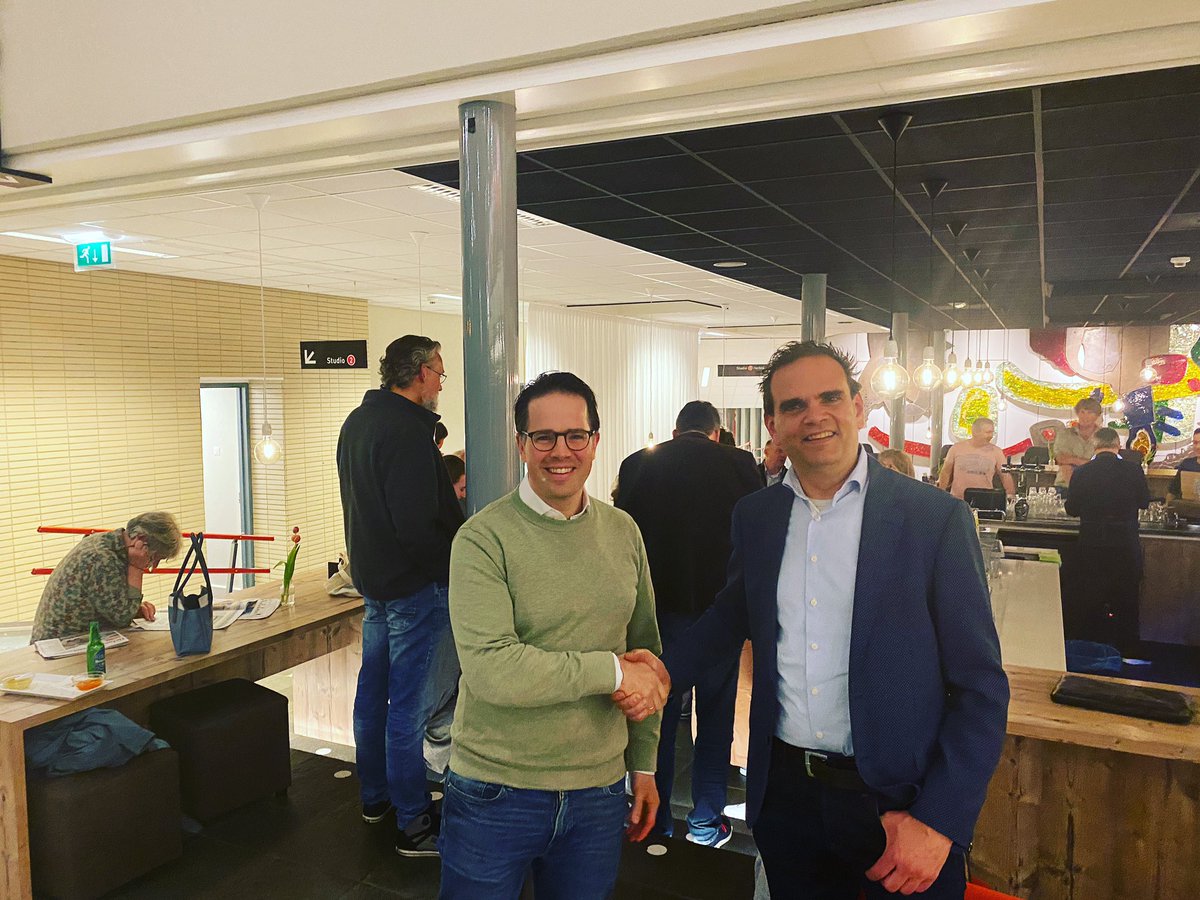 D66 Hilversum (@d66hilversum) on Twitter photo Gisteravond heeft Joost Koelega(r) het voorzitterschap van onze afdeling overgedragen aan <a href="/ABadvocaat/">Ruben Alderse Baas</a> (l). Dank aan Joost voor 3 jaar tomeloze inzet! En wil je de nieuwe vz beter leren kennen? Ruben gaat graag op donderdagavonden met je wandelen! Gisteravond heeft Joost Koelega(r) het voorzitterschap van onze afdeling overgedragen aan <a href="/ABadvocaat/">Ruben Alderse Baas</a> (l). Dank aan Joost voor 3 jaar tomeloze inzet! En wil je de nieuwe vz beter leren kennen? Ruben gaat graag op donderdagavonden met je wandelen!