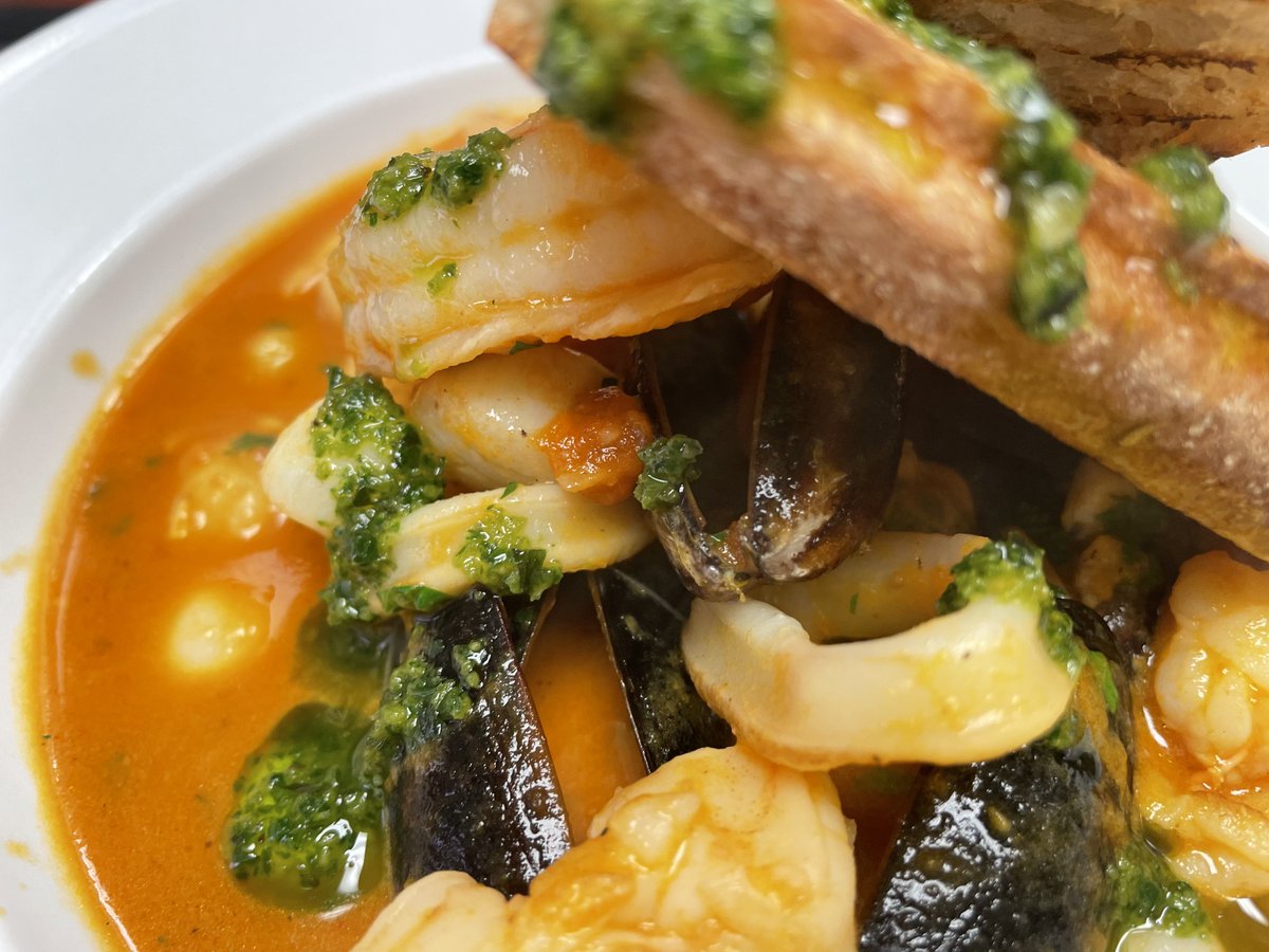 ChefFeker's tweet photo. “This chef knows a good meal begins with the eyes. Looks amazing!” -Jillian J.  

The frutti di mare at #ILMITOCAFE is a flavorful seafood symphony chock-full of mussels, wild-caught shrimp, calamari and diver bay scallops all “swimming” in a tomato-garlic, white wine broth. https://t.co/vIHHyj17Gy