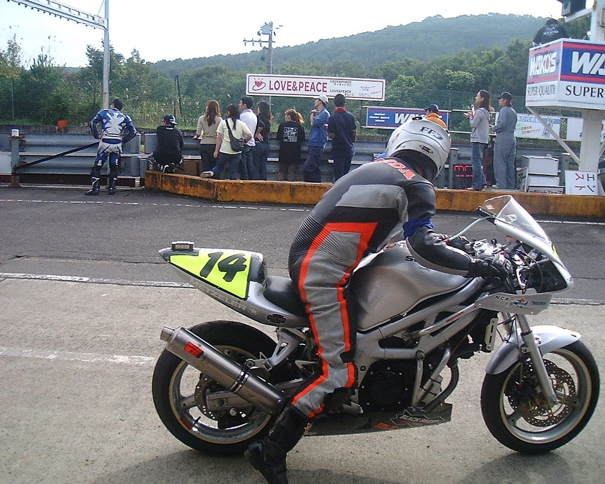 GTandCircuit's tweet photo. もう20年近く前。
あの頃ワタシは若かった。
#エビスサーキット
#sv650 https://t.co/pyPnUhBYIZ