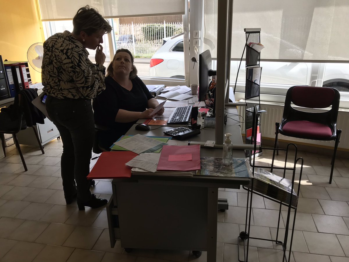 lebimsa's tweet image. Dans les bureaux du service de remplacement, basée à #Landrecies, au pays de la #baraque à #frites, chaque jour, l’équipe composée d’Emilie Dubucquoy et de Delphine Grimbert se bat pour répondre au besoin de remplacement exprimé par les #agriculteurs sur leur #territoire. 
8/8.