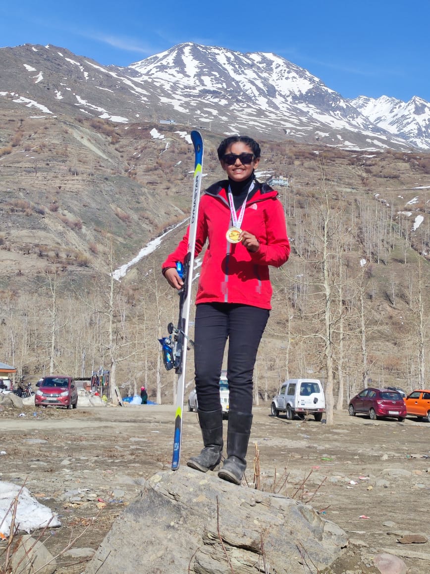 janvi_aryan's tweet photo. Jiah Aryan from Karnataka won 2 gold medas in All India Open Invitational Ski &amp; Snowboard at Lahaul and Amrit Jyoti Festival (Gulmarg - J&amp;K) on 4th April, 2022.
@CMofKarnataka @narayanagowdakc 
@kheloindia @prakashpadukone @IndiaSports @imVkohli @abhyudayjindal https://t.co/m3SAtG0D1N