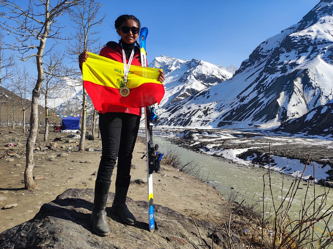 janvi_aryan's tweet photo. Jiah Aryan from Karnataka won 2 gold medas in All India Open Invitational Ski &amp; Snowboard at Lahaul and Amrit Jyoti Festival (Gulmarg - J&amp;K) on 4th April, 2022.
@CMofKarnataka @narayanagowdakc 
@kheloindia @prakashpadukone @IndiaSports @imVkohli @abhyudayjindal https://t.co/m3SAtG0D1N