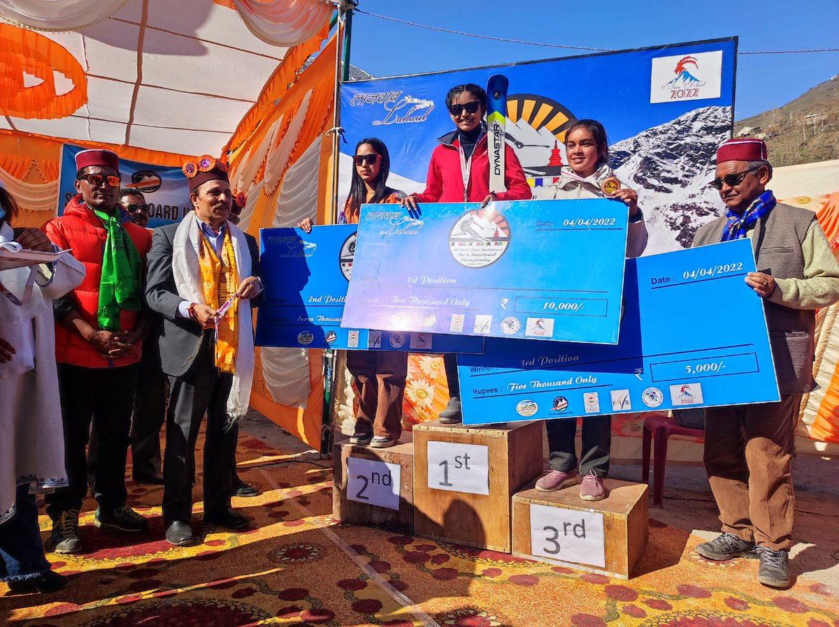 janvi_aryan's tweet photo. Jiah Aryan from Karnataka won 2 gold medas in All India Open Invitational Ski &amp; Snowboard at Lahaul and Amrit Jyoti Festival (Gulmarg - J&amp;K) on 4th April, 2022.
@CMofKarnataka @narayanagowdakc 
@kheloindia @prakashpadukone @IndiaSports @imVkohli @abhyudayjindal https://t.co/m3SAtG0D1N