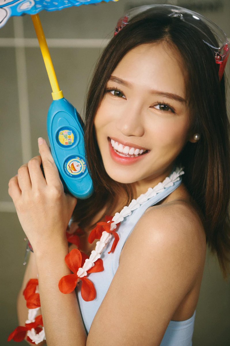 rosequartzoffi1's tweet photo. สวัสดีวันสงกรานต์🎉วันปีใหม่ไทยเรานะคะทุกคน ขอให้ทุกคนมีความสุขมากๆ เดินทางไปไหนก็ขอให้ปลอดภัยและระมัดระวังกันด้วยนะค้า 😍 / #EarnRQ🌹
#Songkran2022
#Songkranfestival
#Rosequartz #Rosequartz0316 #ChittyChittyBang
#tpop #chittychittybangchallenge #RQ #0316Ent #idol https://t.co/8UGEfHXv2V