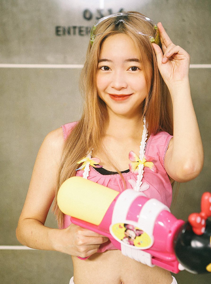 rosequartzoffi1's tweet photo. สวัสดีวันสงกรานต์น้าค้า🌈 ขอให้มีความสุขมากๆ พบเจอแต่สิ่งดีๆ ปลอดภัยจากโควิดน้าคับ! 🥳🙆🏻♀️🙆🏻♀️ / Primmie🌹
#Songkran2022
#Songkranfestival
#Rosequartz #Rosequartz0316 #ChittyChittyBang
#tpop
#chittychittybangchallenge #RQ #0316Ent #idol https://t.co/wWA9axFP17